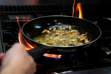 Elaboración de salsa y acompañamiento para platos de pasta italianos en sartén