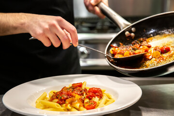 Elaboración de salsa y acompañamiento para platos de pasta italianos en sartén