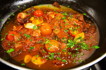 Elaboración de salsa y acompañamiento para platos de pasta italianos en sartén