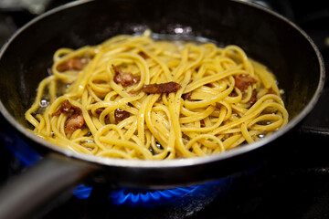 Elaboración de salsa y acompañamiento para platos de pasta italianos en sartén
