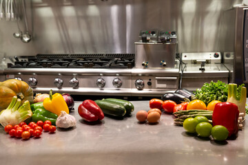 Bodegón de verduras sobre encimera de cocina