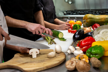 Bodegón de verduras sobre encimera de cocina
