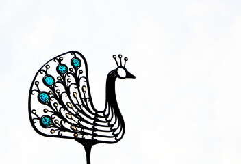 paw z metalu na bialym tle, ażurowa figurka pawia wykonana z metalu do dekoracji ogrodów, openwork peacock made of metal on a white background, peacock figurine made of metal for garden decoration © kateej