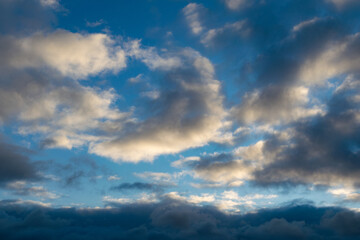 Obraz premium Natural background. White spring clouds