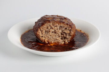 日本のデミグラスハンバーグ 断面の正面