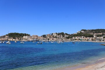 Fototapeta premium Blick auf die Küstenlandschaft von Port de Soller auf der Spanischen Mittelmeerinsel Mallorca
