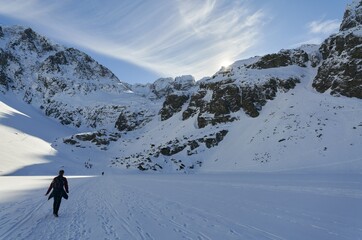 Czarny Staw Gąsienicowy w Polskich Tatrach zimą. © Bartosz