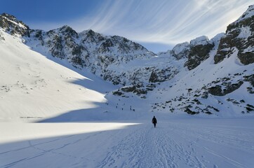 Czarny Staw Gąsienicowy w Polskich Tatrach zimą. © Bartosz