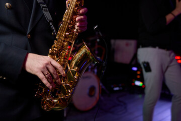 Obraz premium An Elegant and Talented Saxophonist Skillfully Playing a Stunning Golden Saxophone