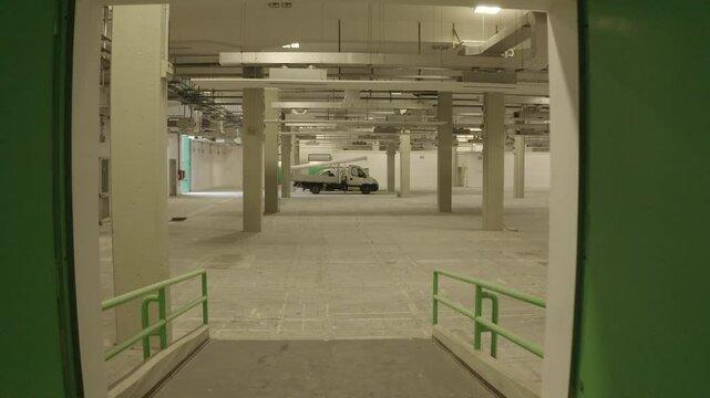 capannone industriale in ristrutturazione con gli operai al lavoro