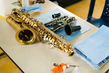 Obraz premium Cleaning saxophone and clarinet on table with cleaning cloths and tools