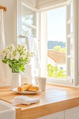 Cálida cocina italiana con flores frescas y croissants en un día soleado