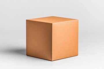 Caja de cartón de forma cúbica en color marrón claro sobre fondo blanco