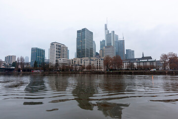 Obraz premium Frankfurt am Main skyline with the Main River and skyscrapers of the Bankenviertel on a cloudy day in early December
