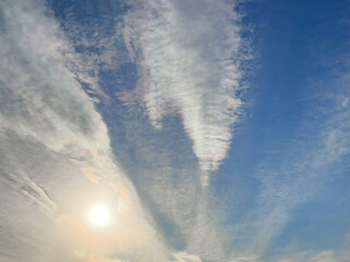 都心散歩　青空と雲
