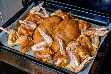 Naklejka premium A tray of chicken sitting on top of an oven