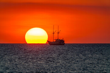 Obraz premium sailing into the sunset