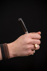 main d'une jeune ado tenant un stylo avec une bague en forme de fleur © Esta Webster