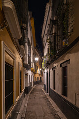 Straßen und Gassen von Sevilla bei Nacht /  Hauptstadt der südspanischen Region Andalusien