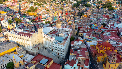 Obraz premium The University of Guanajuato from an aerial shot at sunset. You can also see its churches, plazas and the tourist icons of this colonial city.