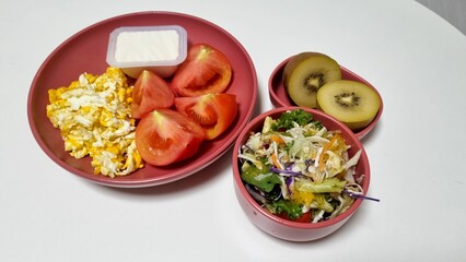 토마토 계란 두부 샐러드 키위 건강식 붉은 접시 브런치