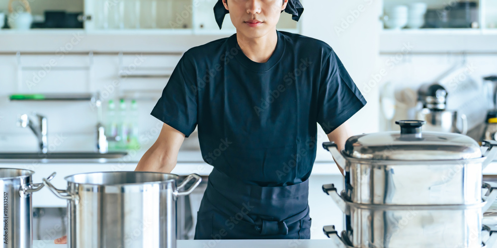 Fototapete 厨房、キッチン、男性、料理人、ラーメン屋、自信、カメラ目線、日本人、ラーメン、調理師、店舗、店内、tシャツ、バンダナ、真剣、シリアス、アルバイト、店員、飲食店、やる気、こだわり、中華、レストラン、若い