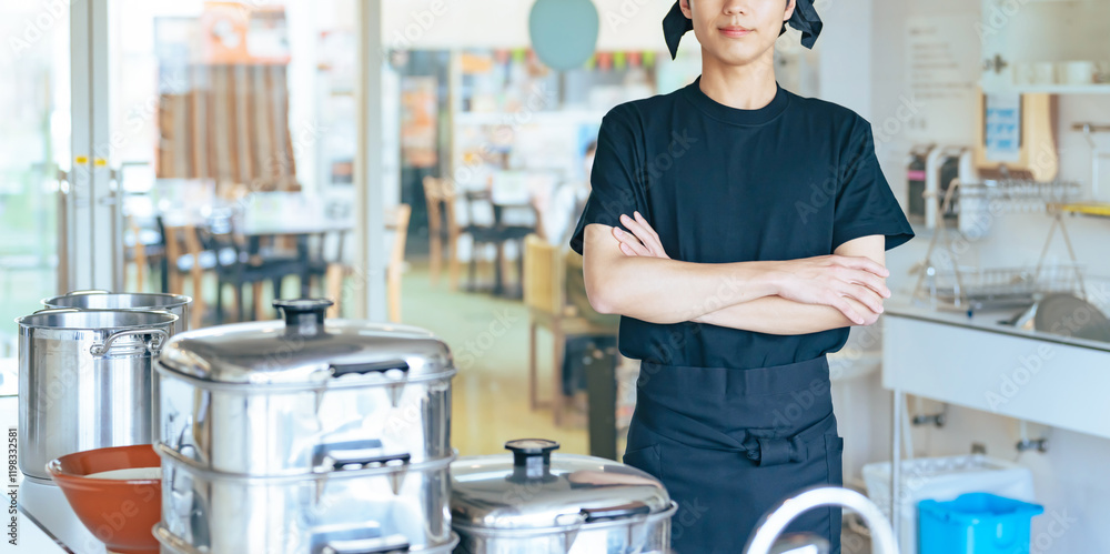 Fototapete 厨房、キッチン、男性、腕組み、料理人、ラーメン屋、調理師、アルバイト、店員、飲食店、日本人、自信、やる気、こだわり、ラーメン、中華、レストラン、若い、20代、調理、料理、鉄人、カメラ目線、シリアス、真