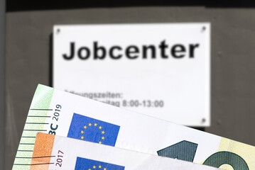 Schild Jobcenter und Euro Geldscheine f&uuml;r das B&uuml;rgergeld