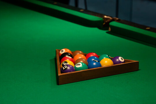 Mesa de sinuca com tri&acirc;ngulo de bolas coloridas prontas para o jogo