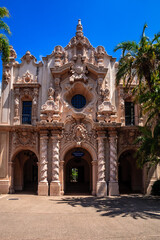 Obraz premium The building has a lot of detail and is very ornate