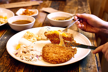 치즈고구마돈까스를 맛있게 먹고 있는 모습