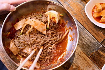 비빔 냉면을 맛있게 먹고 있는 모습