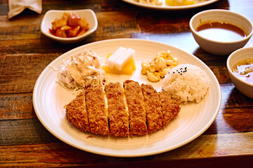 치즈돈까스가 식탁 위에 맛있게 놓여 있는 모습