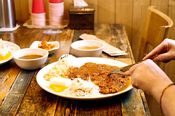 레스토랑에서 등심 돈까스를 맛있게 먹고 있는 모습