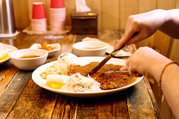 레스토랑에서 등심 돈까스를 맛있게 먹고 있는 모습