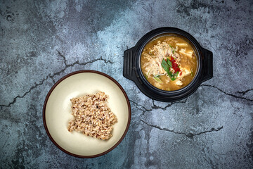 보리밥과 두부찌개가 놓여 있는 모습