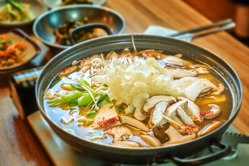 버섯 두부 전골을 맛있게 끓이고 있는 모습