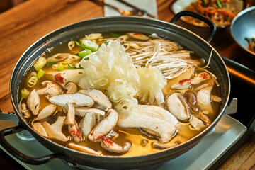 버섯 두부 전골을 맛있게 끓이고 있는 모습