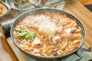 버섯 두부 전골을 맛있게 끓이고 있는 모습