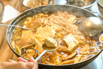 버섯 두부 전골을 맛있게 끓이고 있는 모습