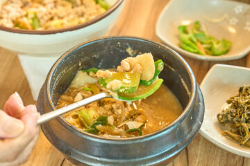 두부 된장찌개를 맛있게 먹는 모습