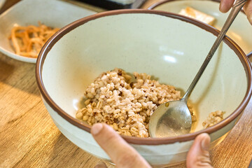 보리밥을 맛있게 먹고 있는 모습