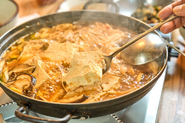 버섯 두부 전골을 끓여서 맛있게 먹고 있는 모습