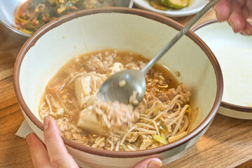 버섯 두부 전골을 끓여서 맛있게 먹고 있는 모습