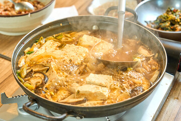 버섯 두부 전골을 끓여서 맛있게 먹고 있는 모습