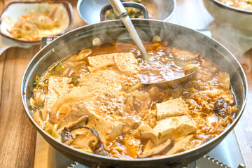 버섯 두부 전골을 맛있게 끓이고 있는 모습