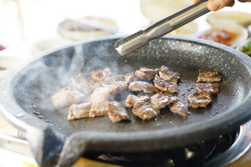 불판 위에서 소고기를 맛있게 굽고 있는 모습