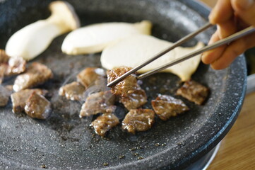 불판 위에서 소고기를 맛있게 굽고 있는 모습