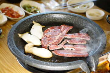 불판 위에서 소고기를 맛있게 굽고 있는 모습