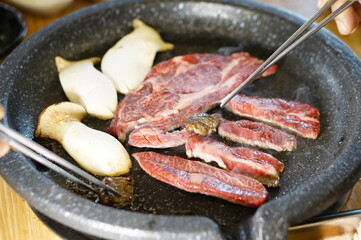 불판 위에서 소고기를 맛있게 굽고 있는 모습